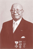 昭和52年11月 勲四等瑞宝章受賞記念写真。